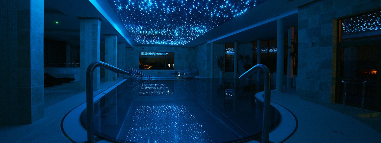  Nocne pływanie pod gwiazdami na basenie w Hotelu Białowieski w Białowieży