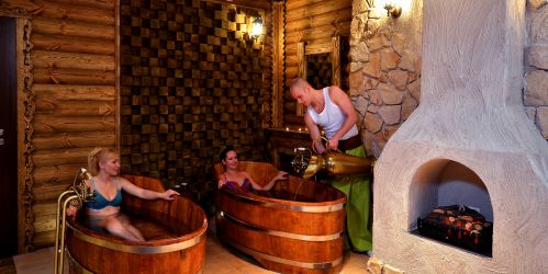 Spróbuj kąpieli piwnej w drewnianej bali w Hotelu Białowieskim w Białowieży